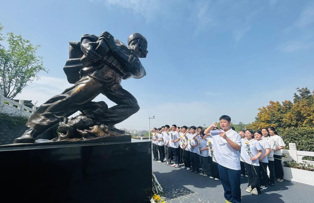 清明祭英烈 ,弘揚(yáng)民族魂——記遂寧一中2024清明祭英烈活動(dòng)7.png