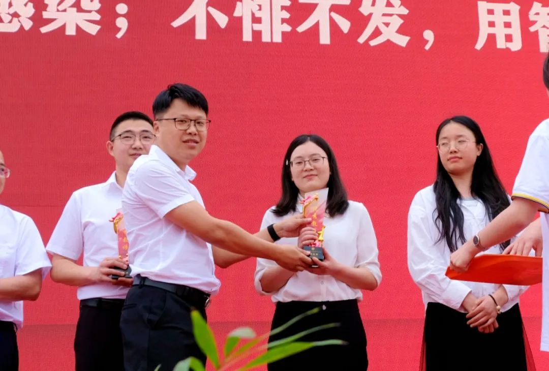 學校領導為獲獎老師頒獎2.jpg