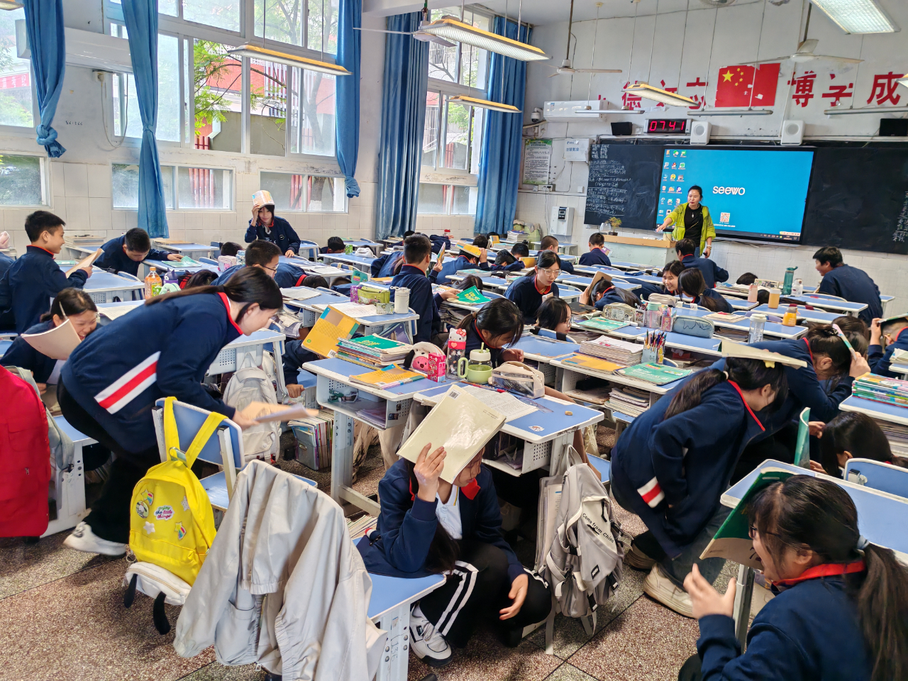 教室內(nèi)緊急避險(xiǎn)(初中部).jpg