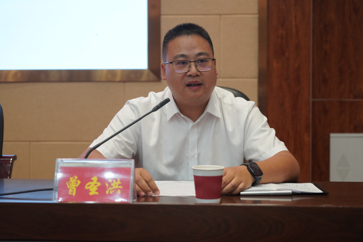 學(xué)校黨委委員、副校長(zhǎng)曾圣洪就分管工作作安排部署.png
