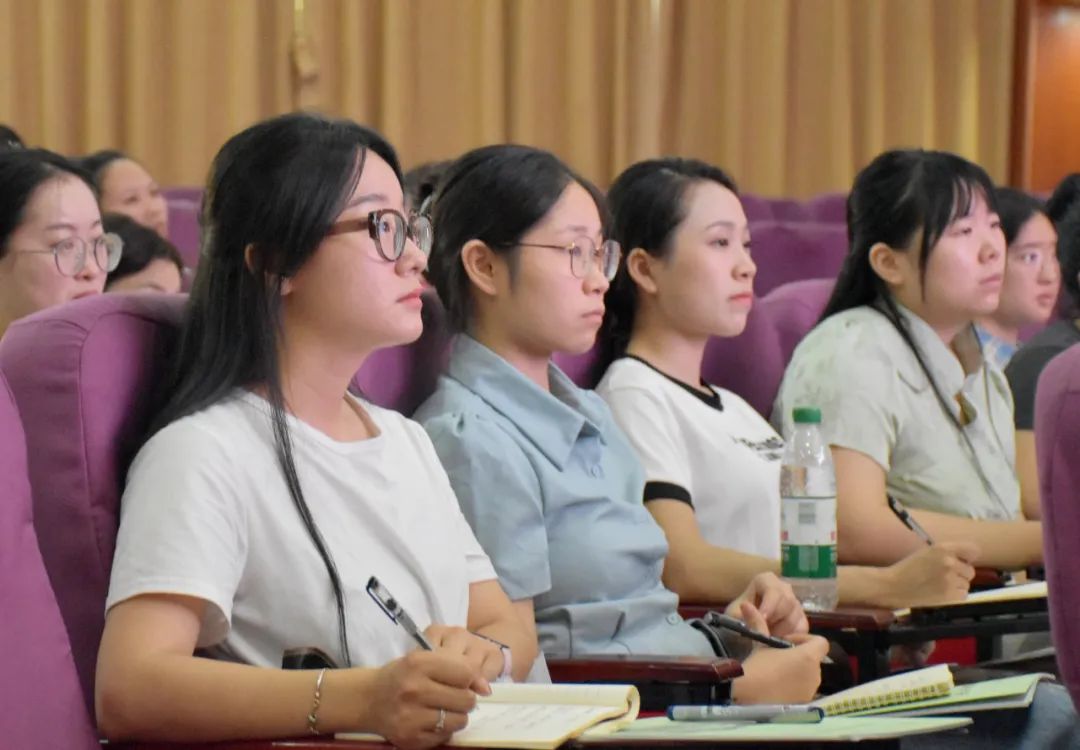 參訓教師認真聆聽、記錄.jpg