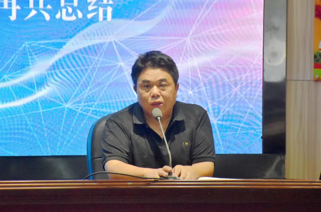 遂寧一中黨委副書記、校長鄧再兵總結本次培訓.jpg