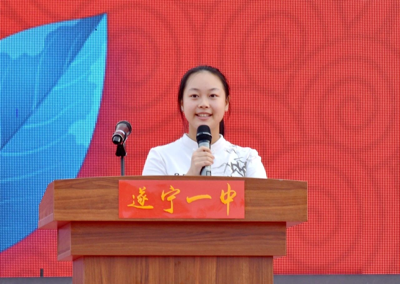 高一新生代表、高一（2）班唐雅琪發(fā)言.jpg