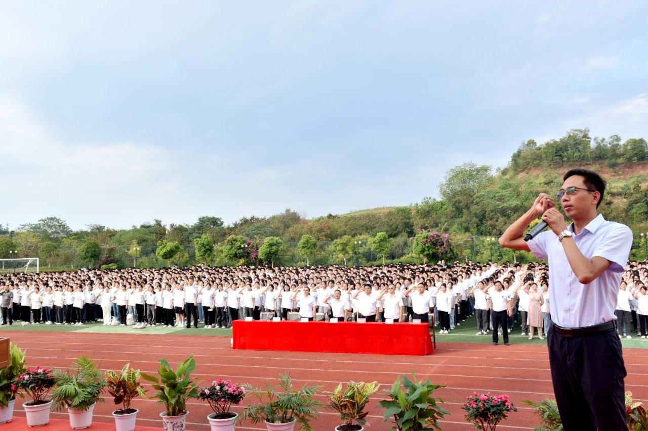 蔣國(guó)紅帶領(lǐng)高中校區(qū)師生進(jìn)行了新學(xué)期宣誓.jpg
